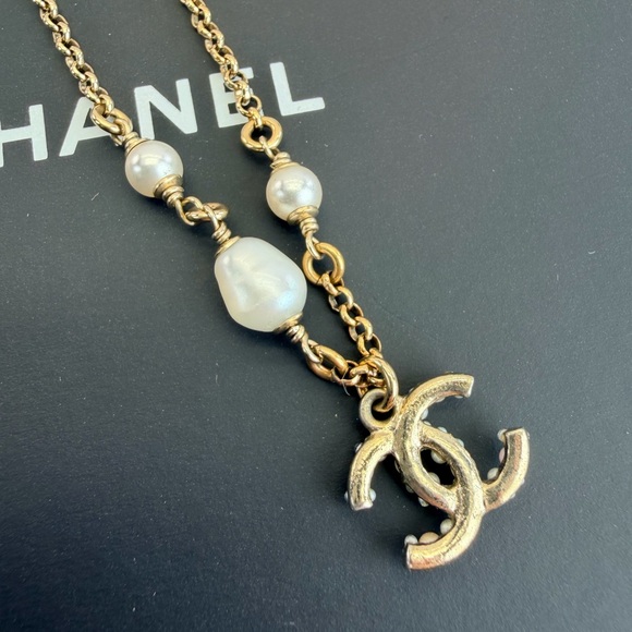 CHANEL Pearl & Crystal Gold Tone Bracelet C20 K - Picture 12 of 13